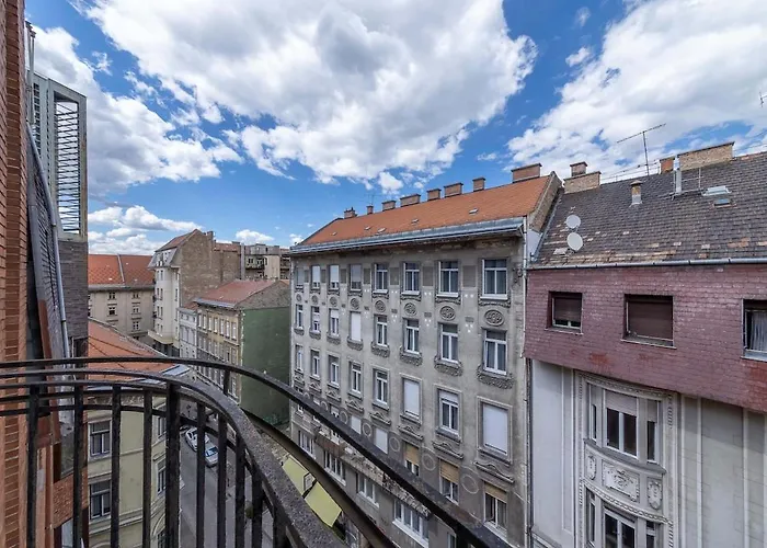 Brand New Fakes-two Balconies Above The Citycenter Apartment *