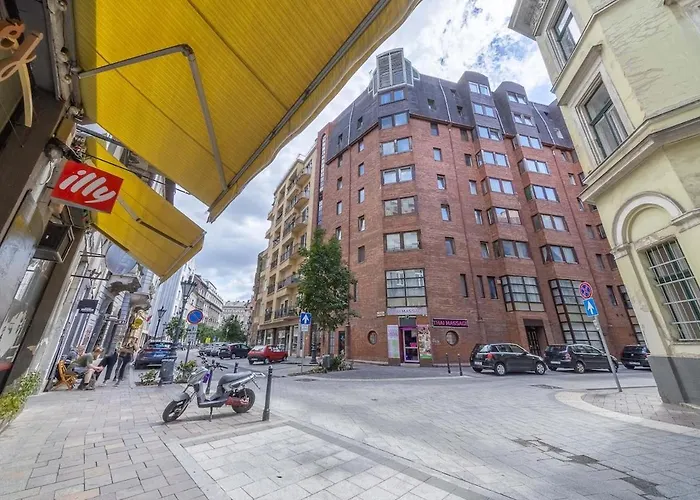Apartment Brand New Fakes-two Balconies Above The Citycenter
